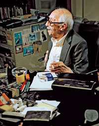 Paul Parin dans son bureau