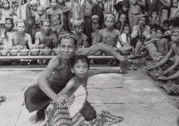 Mario enseignant Dewa P. Djaja de Kedere à danser. Tabanan, Bali, 1936