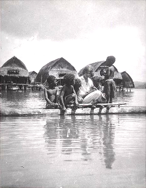 Margaret mead sur un bateau avec des enfants manus - 1928